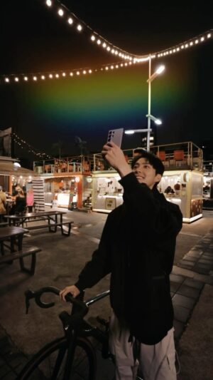 Cian-You Peng Instagram - 隨著科技進步，手機已成為每個人日常生活的必要配件，這次我帶著首度搭載 Galaxy AI 的 Galaxy S24 Ultra 一起記錄下美好的大稻埕一日生活。

體驗下來，發現有好多功能超乎想像，真的是 Galaxy AI 一出手，就搞定！而且這台手機擁有「智能調節螢幕」功能，可以選擇開啟護眼模式，減少藍光刺激，不管在白天還是黑夜都能讓我維持觀看的舒適度！

#TeamGalaxy
#GalaxyS24
#EpicJustLikeThat
#一出手就搞定
@samsungtaiwan