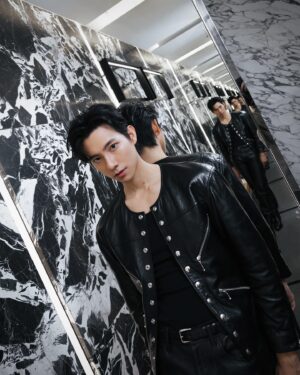Cian-You Peng Instagram - 恭喜 @celine 台北101精品店開幕
非常欣賞HEDI SLIMANE所構思的新建築設計概念，雕塑風格的形態與店鋪整體的建築風格相呼應，打造出一個永恆而精緻的空間。
尤其是休息區，每件傢俱都是精心挑選、搭配和擺放，私心全部都想打包回家。

神秘又叛逆的造型你們喜歡嗎？🖤

#CELINEBYHEDISLIMANE