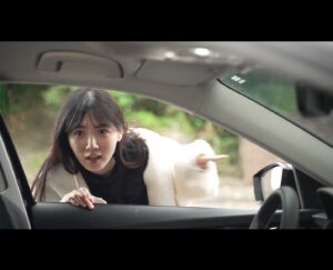Cincin Jao Instagram - 拍一場撞到人的戲突然下雨了
😳那要改戲嗎？
😀好啊，怎麼改？
🧐台詞改成：為了表示歉意要不要來我家坐坐
🧐台詞改成：雨很大，我先扶你到屋簷下
🥲開個玩笑，我們收工吧