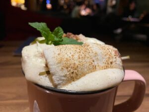 Cincin Jao Instagram - 巧克力加酒，這個燒棉花糖好吃耶！Bartender我兩口醉喔不要放太多酒，她說放心，結果好濃😆
