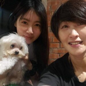 Cincin Jao Instagram - 今天中醫幫旺仔把脈明明就說旺仔是個狗界奇蹟脈相居然越活越年輕，醫生一直讚嘆呢！但長腿姐姐居然稱旺仔老妞🫠
戴了120天的牙套終於拆了，之前的照片嘴周都好鼓喔，我居然還敢放上來，現在回頭看有戴牙套的照片真的很像猴子臉🐵接下來就是把咀嚼肌練回來臉型看起來會比較協調一點
戴牙套真的很瘋狂，期間牙套幽閉恐懼症常常覺得嘴周掛了捕獸鐵夾，很想拽掉，拆除的那天痛到不小心對醫生吼了一聲，因為知道可以拆的那瞬間戴牙套時的強大意志力跟忍耐力瞬間歸零，駕馭不了痛了😆