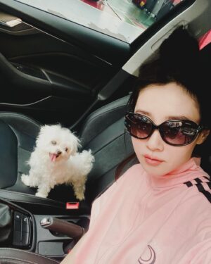 Cincin Jao Instagram - 昨天就答應旺寶洗澡今天有兜風，ㄧ上車就跳來跳去看來看去，不是那種平常的開心，她居然馬上知道坐的車不一樣，不知道是狗狗的直覺嗎？還是會認味道？認內裝？比我第一次坐上來表現的還開心一百倍耶😂小狗的開心超級直接!本旺表示對新的保鑣非常喜歡且雀躍不已！欸欸換保鑣這麼開心？難道都不會想想原本的保鏢去哪裡了？可能根本沒有想這麼多，要是我也像小狗一樣直線型想得這麼簡單就好😂

我們本來停好車到COSTCO，結果我們被趕出來了，因為小狗不能進入…………….
好餓～最後到了通化街吃酸辣粉，這個紅度叫做微辣我不相信！
回到家後本旺累到直接睡著了⋯

AD🌹