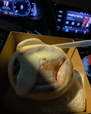 Cincin Jao Instagram - 昨天就答應旺寶洗澡今天有兜風，ㄧ上車就跳來跳去看來看去，不是那種平常的開心，她居然馬上知道坐的車不一樣，不知道是狗狗的直覺嗎？還是會認味道？認內裝？比我第一次坐上來表現的還開心一百倍耶😂小狗的開心超級直接!本旺表示對新的保鑣非常喜歡且雀躍不已！欸欸換保鑣這麼開心？難道都不會想想原本的保鏢去哪裡了？可能根本沒有想這麼多，要是我也像小狗一樣直線型想得這麼簡單就好😂

我們本來停好車到COSTCO，結果我們被趕出來了，因為小狗不能進入…………….
好餓～最後到了通化街吃酸辣粉，這個紅度叫做微辣我不相信！
回到家後本旺累到直接睡著了⋯

AD🌹