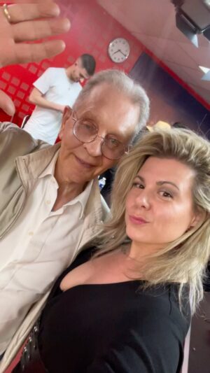 Cindy Lopes Instagram - La légende c’est lui! PDG de @concordelovestore @richard_fhal 💋 rdv dès septembre à la Galerie Concorde du 15 e pour une expo «Coco fesse » décoiffante. Croyez moi je vais vous secouer les méninges mais pas que ! 😆🎉😜