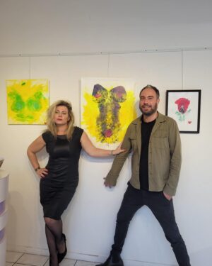 Cindy Lopes Instagram - Avec mon fidèle @philippe_judas2 devant la toile « cachou » à la Concorde art gallery 😉