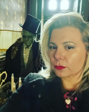 Cindy Lopes Instagram - Petit séjour bien particulier dans un château qui l’est tout autant, je vous en dis plus très vite 😉