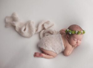 Cindy Sampson Instagram - My tiny human 💞 

📸 By Heather (the amazing baby whisperer) @peekaboostudios