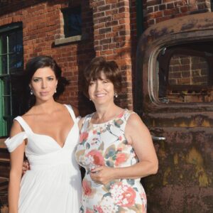 Cindy Sampson Instagram - HAPPY MOTHER’S DAY!!!!! @jensam57 
Wish we could have brunch somewhere...I wouldn’t even complain about how long it takes you to decide on a beverage 🤣
I love you SO VERY MUCH 💘💘