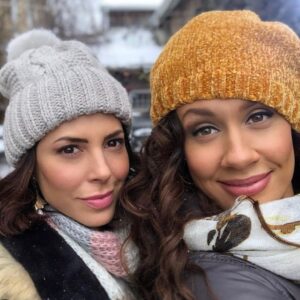 Cindy Sampson Instagram - A Christmas Break premieres tonight on @lifetimetv only in the 🇺🇸 
You can catch it in Canada Dec25th at 7pm on @city_tv 
We had THE BEST TIME filming this lil holiday gem! Sending out good holiday vibes to everyone ❤️❄️⛄️
What a great cast/crew! Thanks @reeloneentertainment 😘
And the best slo-mo entrance by @samanthahelt 🤩🤩