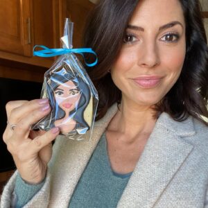 Cindy Sampson Instagram - Success is your face on a cookie! Ha!
Thanks @eone_tv for the hilarious snacks ❤️
#shangie #privateeyes #youarewhatyoueatliterally
