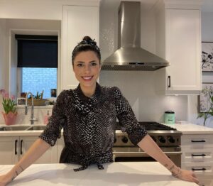 Cindy Sampson Instagram - So much fun filming a cooking segment for @morningshowca Head over to their IG for Private Fries recipes! 
Realized I had a lot of friend/family things in the background...
My Angie Everett coffee mug! Made by  the immensely talented at everything @jndcee ❤️
MY FISHIES!! A beautiful wedding gift from @rughookerjess that makes me feel less homesick. Check out all her amazing work! She does custom designs too 🐟 
A pic of Eddie! @gdave30 @annaraeleslie @myleftbreast 
Mackenzie’s graduation pic 💕 @rinv_78 
My succulent boat that I haven’t killed yet @mariedamasio 
Two photo cards from my mom in NS @jensam57 
Shoutout to my husband who built me a nice kitchen 😁
Shoutout to @jason_priestley cause I just ate a TON of french fries for breakfast 😬
Shoutout to our publicist @adriennekalis who asked why we didn’t just use the cute crinkly frozen fries 🤣