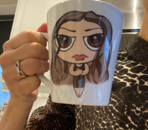 Cindy Sampson Instagram - So much fun filming a cooking segment for @morningshowca Head over to their IG for Private Fries recipes! 
Realized I had a lot of friend/family things in the background...
My Angie Everett coffee mug! Made by  the immensely talented at everything @jndcee ❤️
MY FISHIES!! A beautiful wedding gift from @rughookerjess that makes me feel less homesick. Check out all her amazing work! She does custom designs too 🐟 
A pic of Eddie! @gdave30 @annaraeleslie @myleftbreast 
Mackenzie’s graduation pic 💕 @rinv_78 
My succulent boat that I haven’t killed yet @mariedamasio 
Two photo cards from my mom in NS @jensam57 
Shoutout to my husband who built me a nice kitchen 😁
Shoutout to @jason_priestley cause I just ate a TON of french fries for breakfast 😬
Shoutout to our publicist @adriennekalis who asked why we didn’t just use the cute crinkly frozen fries 🤣
