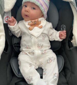 Cindy Sampson Instagram - Had a chat with our lovely friend @cherylhickey today for @etcanada 
Jade slept through it all (better then screaming?!) so here’s a pic 💕🌟
And a few more cause why not… #babybabybaby