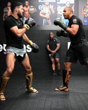 Ciryl Gane Instagram - Dernières répétitions avec l'équipe 🤼‍♂️