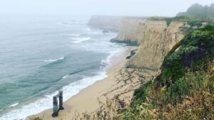 Claire Friesen Instagram - Let’s share a little Sunday gratitude! What are you grateful for? I’ll start. I’m grateful to be working with this incredible team of creative artists—can’t wait to share this project with all of you. 🙌🏻❤️😊
#onlocation #artist #grateful #beautiful #view #california #ocean
