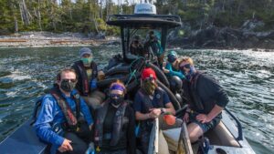 Claire Friesen Instagram - 127 TONNES—that’s the amount of debris my twin sister Sarah, @jkr_photo and the rest of their incredible team removed from B.C.’s coast over the last few weeks!! So proud of your enormous efforts in keeping our beautiful oceans clean and safe. Let’s all give them our sincere thanks 👏🏻🙏🏻✨ 
Photos by @jkr_photo 
Video by @bluewateradventuresbc