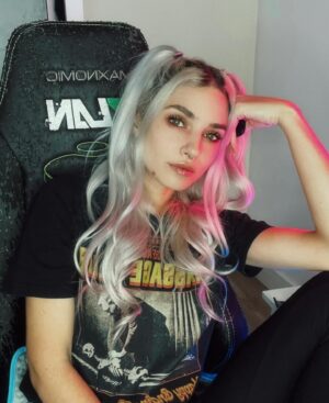 Clara Doxal Instagram - Je peux écrire en connaissance de cause: la chaise de g@m3r ZLan est très confortable. (Les chats de @alexdach_ qui font leur griffes dessus confirment)