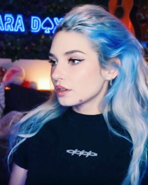 Clara Doxal Instagram - 🔷C’était un accident🔷( mais je devais quand même immortaliser les cheveux bleus)