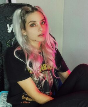 Clara Doxal Instagram - Je peux écrire en connaissance de cause: la chaise de g@m3r ZLan est très confortable. (Les chats de @alexdach_ qui font leur griffes dessus confirment)