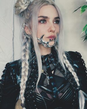 Clara Doxal Instagram - J’ai retrouvé mes extensions, alors j’ai voulu me faire la coiffure de mon avatar dans Baldur’s Gate 3, et après je suis partie un peu en cacahuète