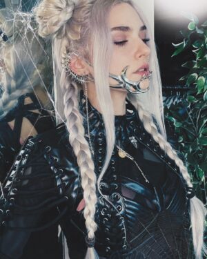 Clara Doxal Instagram - J’ai retrouvé mes extensions, alors j’ai voulu me faire la coiffure de mon avatar dans Baldur’s Gate 3, et après je suis partie un peu en cacahuète