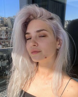 Clara Doxal Instagram - Pas de bijoux, pas de maquillage, pas de filtres. Ça fait drôle, mais par contre un changement d’habitudes dans la skin Care! Non j’ai rien à vous vendre, pas de produits de code promo ou quoi, juste envie de partager une victoire personnelle: j’ai réussit a changer mes habitudes et pour le mieux! je me suis motivée à m’y mettre après des années à ne mettre qu’une simple crème hydratante, j’ai décidé de m’éduquer un peu sur le sujet et honnêtement je regrette pas! J’ai encore pleins de choses à apprendre dans ce domaine (merci @poussintourmy pour les conseils Btw!) mais je progresse et je le vois sur ma peau! :)