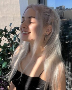 Clara Doxal Instagram - Pas de bijoux, pas de maquillage, pas de filtres. Ça fait drôle, mais par contre un changement d’habitudes dans la skin Care! Non j’ai rien à vous vendre, pas de produits de code promo ou quoi, juste envie de partager une victoire personnelle: j’ai réussit a changer mes habitudes et pour le mieux! je me suis motivée à m’y mettre après des années à ne mettre qu’une simple crème hydratante, j’ai décidé de m’éduquer un peu sur le sujet et honnêtement je regrette pas! J’ai encore pleins de choses à apprendre dans ce domaine (merci @poussintourmy pour les conseils Btw!) mais je progresse et je le vois sur ma peau! :)