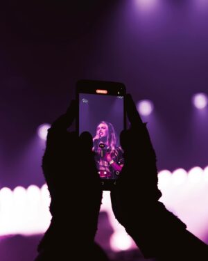 Clara Doxal Instagram - Mon premier bataclan! C’était incroyable j’ai passé une superbe soirée et rencontré des artistes si talentueux! Merci à @julien_srrano mon mate de toujours de m’avoir accompagné dans cette aventure, merci à @luula_b toujours à mes coté pour me soutenir, et pour la photo finish et les vidéos de ce moment magique, merci au chat twitch d’avoir fait peter les 10k vues, et évidemment merci à @alexclicktv_ de m’avoir fait confiance , et de m’avoir donné l’occasion de me produire sur cette scène mythique! Bravo encore mec pour ce show prodigieux! 📸 @auroreangeliqueart