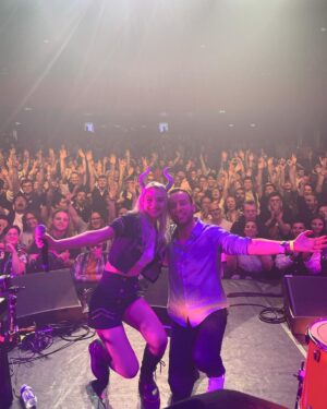 Clara Doxal Instagram - Mon premier bataclan! C’était incroyable j’ai passé une superbe soirée et rencontré des artistes si talentueux! Merci à @julien_srrano mon mate de toujours de m’avoir accompagné dans cette aventure, merci à @luula_b toujours à mes coté pour me soutenir, et pour la photo finish et les vidéos de ce moment magique, merci au chat twitch d’avoir fait peter les 10k vues, et évidemment merci à @alexclicktv_ de m’avoir fait confiance , et de m’avoir donné l’occasion de me produire sur cette scène mythique! Bravo encore mec pour ce show prodigieux! 📸 @auroreangeliqueart