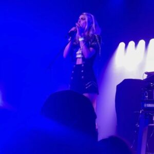 Clara Doxal Instagram - Mon premier bataclan! C’était incroyable j’ai passé une superbe soirée et rencontré des artistes si talentueux! Merci à @julien_srrano mon mate de toujours de m’avoir accompagné dans cette aventure, merci à @luula_b toujours à mes coté pour me soutenir, et pour la photo finish et les vidéos de ce moment magique, merci au chat twitch d’avoir fait peter les 10k vues, et évidemment merci à @alexclicktv_ de m’avoir fait confiance , et de m’avoir donné l’occasion de me produire sur cette scène mythique! Bravo encore mec pour ce show prodigieux! 📸 @auroreangeliqueart
