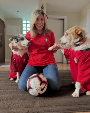Clara de Sousa Instagram - É a isto que se chama vestir a camisola! Estamos prontos! Força Portugal!🇵🇹 
Com @lucky.blue.eyes e Mia Marota a torcer pela equipa do nosso 💚💛❤️
#portugalvschequia #euro2024 #federacaoportuguesadefutebol #forcaportugal