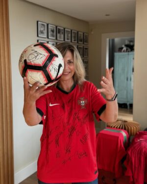 Clara de Sousa Instagram - É a isto que se chama vestir a camisola! Estamos prontos! Força Portugal!🇵🇹 
Com @lucky.blue.eyes e Mia Marota a torcer pela equipa do nosso 💚💛❤️
#portugalvschequia #euro2024 #federacaoportuguesadefutebol #forcaportugal