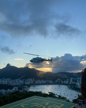 Cláudia Abrantes Instagram - E já passou um ano desde a minha visita ao Rio de Janeiro. O sentimento é o mesmo: “O Rio roubou a minha vontade de voltar para casa” e agora as saudades são cada vez maiores. Só eu sei o que senti quando ainda estava prestes a aterrar nesta linda cidade. 💚💛

#riodejaneiro #ferias #fyp #instagram #euamoorio #praia #sol #calor #mar #sal