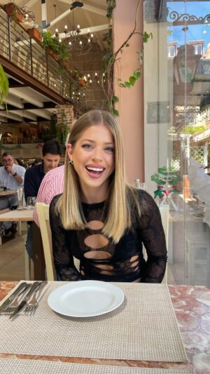 Cláudia Abrantes Instagram - Graças ao @lukasesso, à sua simpatia, profissionalismo e equipa incrível, o Mamma Donella, quer de Paço d’Arcos, quer de Massamá, passou a ser um dos meus restaurantes favoritos em Lisboa. 
Vão lá. Vale muito a pena. A comida é divinal, o atendimento excepcional, e o espaço bem acolhedor. É uma verdadeira experiência. ✨

@mammadonella 🍝

#collab #restaurante #italiano #lisboa #massama #estoril #comida #pasta #pizza #carne #italianvibe