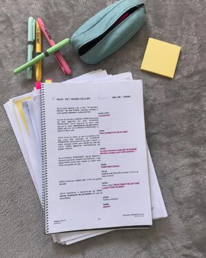 Cláudia Abrantes Instagram - Daquelas coisas que encontras em meio a arrumações e te trazem memórias felizes. A minha alma rejubila e o meu coração alegra-se, ao pensar quão lindo e desafiante foi este projeto. 
A minha Sara. Frágil, sensível e carente, para mim. Louca, descontrolada, mentirosa, para o público. 🤍