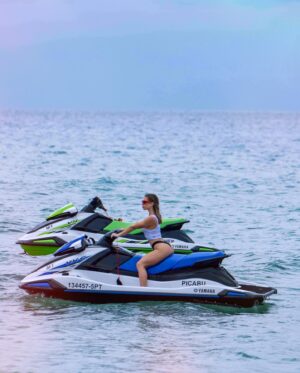 Cláudia Abrantes Instagram - Em 3 dias passei de 25° para 6° 🥵🥶
🇵🇹 —> 🇧🇷

#photoshoot #portosanto #praia #verão #summer #summervibes #motadeagua #jetski #instaphoto #hotdays #fyp #model