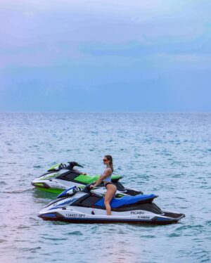 Cláudia Abrantes Instagram - Em 3 dias passei de 25° para 6° 🥵🥶
🇵🇹 —> 🇧🇷

#photoshoot #portosanto #praia #verão #summer #summervibes #motadeagua #jetski #instaphoto #hotdays #fyp #model