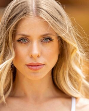 Cláudia Abrantes Instagram - O vento quase que não nos deixava fazer este retrato, mas com paciência deu tudo certo. Estou apaixonada por esta foto. 🧡 

@trustafonsophotography 📸
@makeupstudiobyjoana 💄

#photoshoot #summervibes #summer2024 #portosanto #retrato #photoinsta #fyp #insta