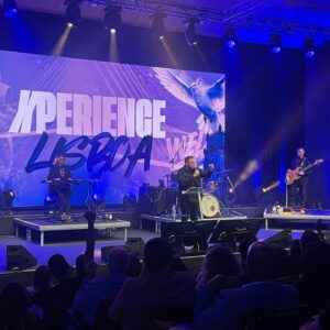 Cláudia Abrantes Instagram - A cara de alegria de quem foi ao primeiro Lagoinha Xperience, em Lisboa. E ainda tive direito a uma foto com aquele que é um dos meus pastores prediletos. Admiro-o muito, não só pela forma como prega a palavra, mas também pela sua história de superação e dedicação a Deus e à igreja. Obrigada Pastor @andrefernandes.ofc pela sua entrega ao seu chamado, e por alcançar e ajudar tantas vidas.
Uma pequena observação: gente, o Pastor André não é meu irmão, infelizmente, mas bem que podia ser, não acham??? Assim que vi a foto pensei: “Meu Deus, podia ser meu irmão ou meu pai, se eu fosse mais nova 😂😂”

Foi uma noite incrível @lagoinhaxperience . 
Glória a Deus por esta oportunidade ❤️‍🔥❤️‍🔥