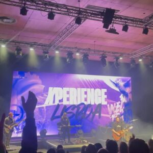 Cláudia Abrantes Instagram - A cara de alegria de quem foi ao primeiro Lagoinha Xperience, em Lisboa. E ainda tive direito a uma foto com aquele que é um dos meus pastores prediletos. Admiro-o muito, não só pela forma como prega a palavra, mas também pela sua história de superação e dedicação a Deus e à igreja. Obrigada Pastor @andrefernandes.ofc pela sua entrega ao seu chamado, e por alcançar e ajudar tantas vidas.
Uma pequena observação: gente, o Pastor André não é meu irmão, infelizmente, mas bem que podia ser, não acham??? Assim que vi a foto pensei: “Meu Deus, podia ser meu irmão ou meu pai, se eu fosse mais nova 😂😂”

Foi uma noite incrível @lagoinhaxperience . 
Glória a Deus por esta oportunidade ❤️‍🔥❤️‍🔥