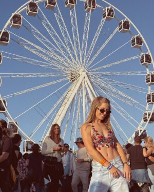 Cláudia Abrantes Instagram - O primeiro dia de Rock In Rio foi uma verdadeira surpresa. ❤️‍🔥🎸🎶

#rockinrio #rockinriolisboa #festival #music #rock #pepsi #actress #influencer #collab #fyp #instaphoto #rodagigante #20rockinrio