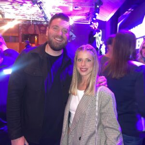 Cláudia Abrantes Instagram - A cara de alegria de quem foi ao primeiro Lagoinha Xperience, em Lisboa. E ainda tive direito a uma foto com aquele que é um dos meus pastores prediletos. Admiro-o muito, não só pela forma como prega a palavra, mas também pela sua história de superação e dedicação a Deus e à igreja. Obrigada Pastor @andrefernandes.ofc pela sua entrega ao seu chamado, e por alcançar e ajudar tantas vidas.
Uma pequena observação: gente, o Pastor André não é meu irmão, infelizmente, mas bem que podia ser, não acham??? Assim que vi a foto pensei: “Meu Deus, podia ser meu irmão ou meu pai, se eu fosse mais nova 😂😂”

Foi uma noite incrível @lagoinhaxperience . 
Glória a Deus por esta oportunidade ❤️‍🔥❤️‍🔥