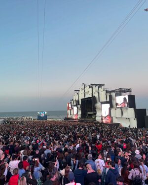 Cláudia Abrantes Instagram - O primeiro dia de Rock In Rio foi uma verdadeira surpresa. ❤️‍🔥🎸🎶

#rockinrio #rockinriolisboa #festival #music #rock #pepsi #actress #influencer #collab #fyp #instaphoto #rodagigante #20rockinrio
