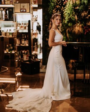 Cláudia Abrantes Instagram - Não aguentei, não aguento, nem sei se no dia do meu casamento irei conseguir lidar com tudo isto. 
Este foi dos trabalhos fotográficos mais mágicos que fiz. Senti-me uma verdadeira princesa e pela primeira vez, fiquei nervosa para fotografar, depois de vestir o vestido. 
Um muito obrigada a todas as pessoas que tornaram este trabalho tão especial. ❤️🙌🏻💫

@liafonsecamua 💄
@a.gouveia.hairstylist 💇‍♀️
@filipesantiagofotografia 📸
@nadinedress_ 👗
@sofiachavesjewelry 💎
@epicsana