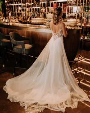 Cláudia Abrantes Instagram - Não aguentei, não aguento, nem sei se no dia do meu casamento irei conseguir lidar com tudo isto. 
Este foi dos trabalhos fotográficos mais mágicos que fiz. Senti-me uma verdadeira princesa e pela primeira vez, fiquei nervosa para fotografar, depois de vestir o vestido. 
Um muito obrigada a todas as pessoas que tornaram este trabalho tão especial. ❤️🙌🏻💫

@liafonsecamua 💄
@a.gouveia.hairstylist 💇‍♀️
@filipesantiagofotografia 📸
@nadinedress_ 👗
@sofiachavesjewelry 💎
@epicsana