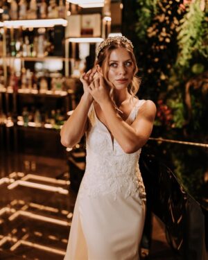 Cláudia Abrantes Instagram - Não aguentei, não aguento, nem sei se no dia do meu casamento irei conseguir lidar com tudo isto. 
Este foi dos trabalhos fotográficos mais mágicos que fiz. Senti-me uma verdadeira princesa e pela primeira vez, fiquei nervosa para fotografar, depois de vestir o vestido. 
Um muito obrigada a todas as pessoas que tornaram este trabalho tão especial. ❤️🙌🏻💫

@liafonsecamua 💄
@a.gouveia.hairstylist 💇‍♀️
@filipesantiagofotografia 📸
@nadinedress_ 👗
@sofiachavesjewelry 💎
@epicsana