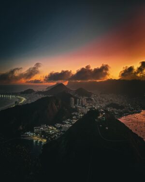 Cláudia Abrantes Instagram - E já passou um ano desde a minha visita ao Rio de Janeiro. O sentimento é o mesmo: “O Rio roubou a minha vontade de voltar para casa” e agora as saudades são cada vez maiores. Só eu sei o que senti quando ainda estava prestes a aterrar nesta linda cidade. 💚💛

#riodejaneiro #ferias #fyp #instagram #euamoorio #praia #sol #calor #mar #sal