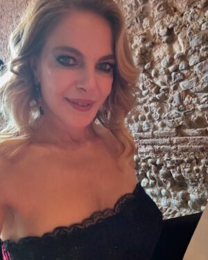 Claudia Gerini Instagram - @arenadiverona un incredibile serata ,l’opera italiana patrimonio dell’Unesco , una serata con un orchestra magistrale e un coro meraviglioso tra Puccini , Bellini , Verdi, una performance indimenticabile . In più i miei amici Michela ❤️Herbert ,Gunther , Nadir , tutti insieme finalmente