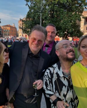 Claudia Gerini Instagram - @arenadiverona un incredibile serata ,l’opera italiana patrimonio dell’Unesco , una serata con un orchestra magistrale e un coro meraviglioso tra Puccini , Bellini , Verdi, una performance indimenticabile . In più i miei amici Michela ❤️Herbert ,Gunther , Nadir , tutti insieme finalmente
