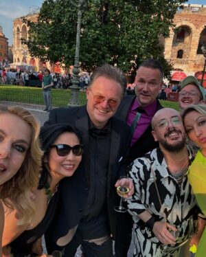 Claudia Gerini Instagram - @arenadiverona un incredibile serata ,l’opera italiana patrimonio dell’Unesco , una serata con un orchestra magistrale e un coro meraviglioso tra Puccini , Bellini , Verdi, una performance indimenticabile . In più i miei amici Michela ❤️Herbert ,Gunther , Nadir , tutti insieme finalmente